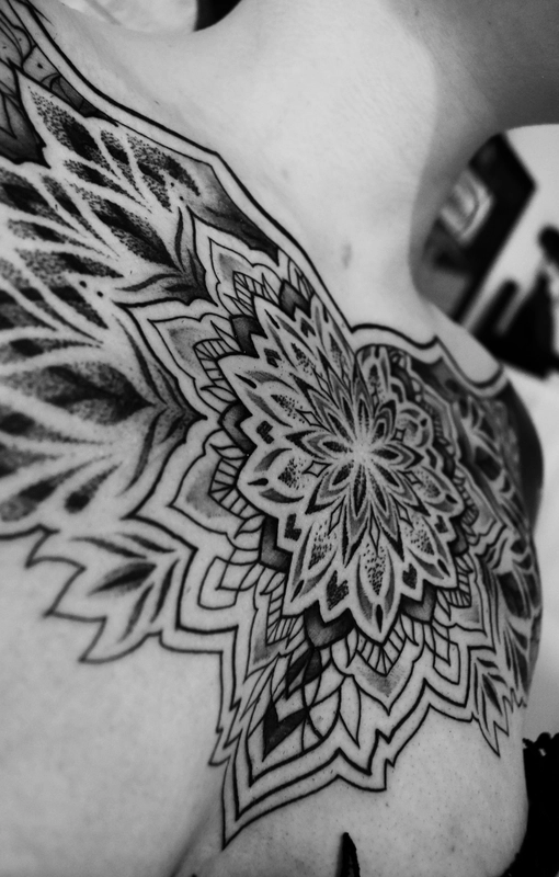 Czarno biały tatuaż w kształcie rozety